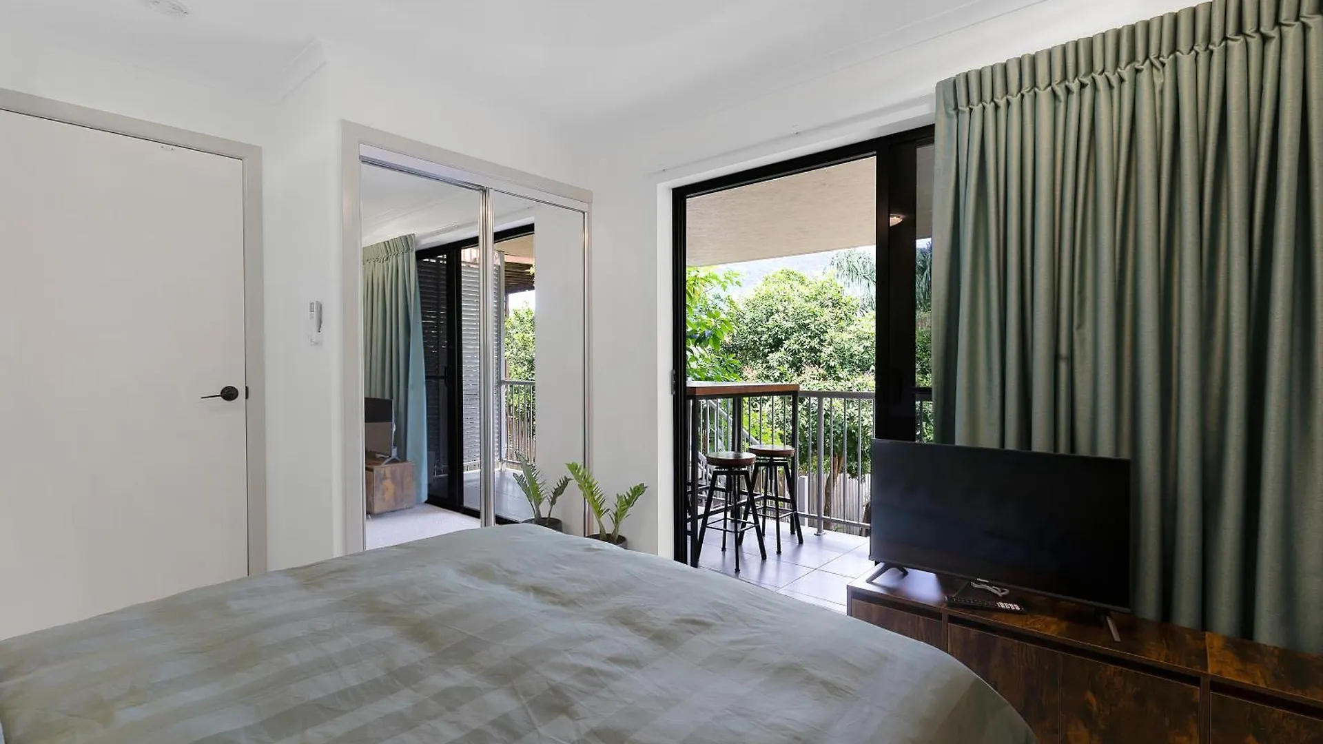 The Heart Stay - Airlie Beach